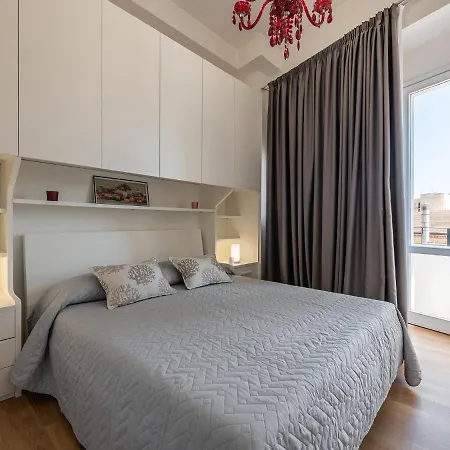 Queen Margaret Apartment *